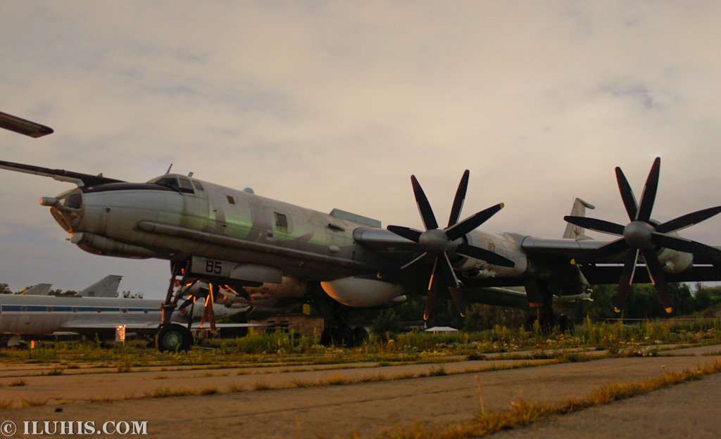 Ту142М3. Мойка самолетов в киевском музее авиации