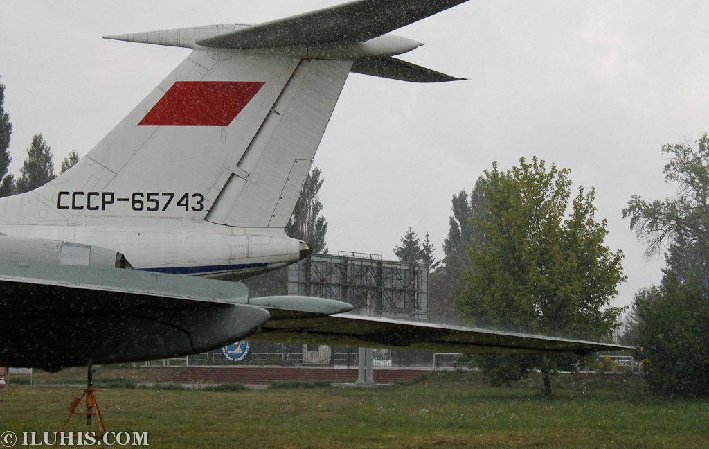 Мойка самолетов в киевском музее авиации