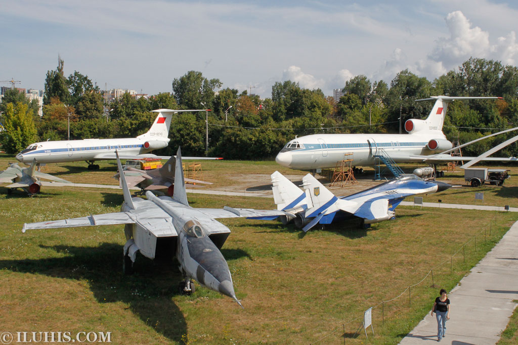 Впереди Миг-25РБ, за ним Миг-23БМ и Миг-27К слева и справа соответственно. Бело-синий Миг-29. Слева Ту-134А, справаТу-154. Киевский государственный музей авиации