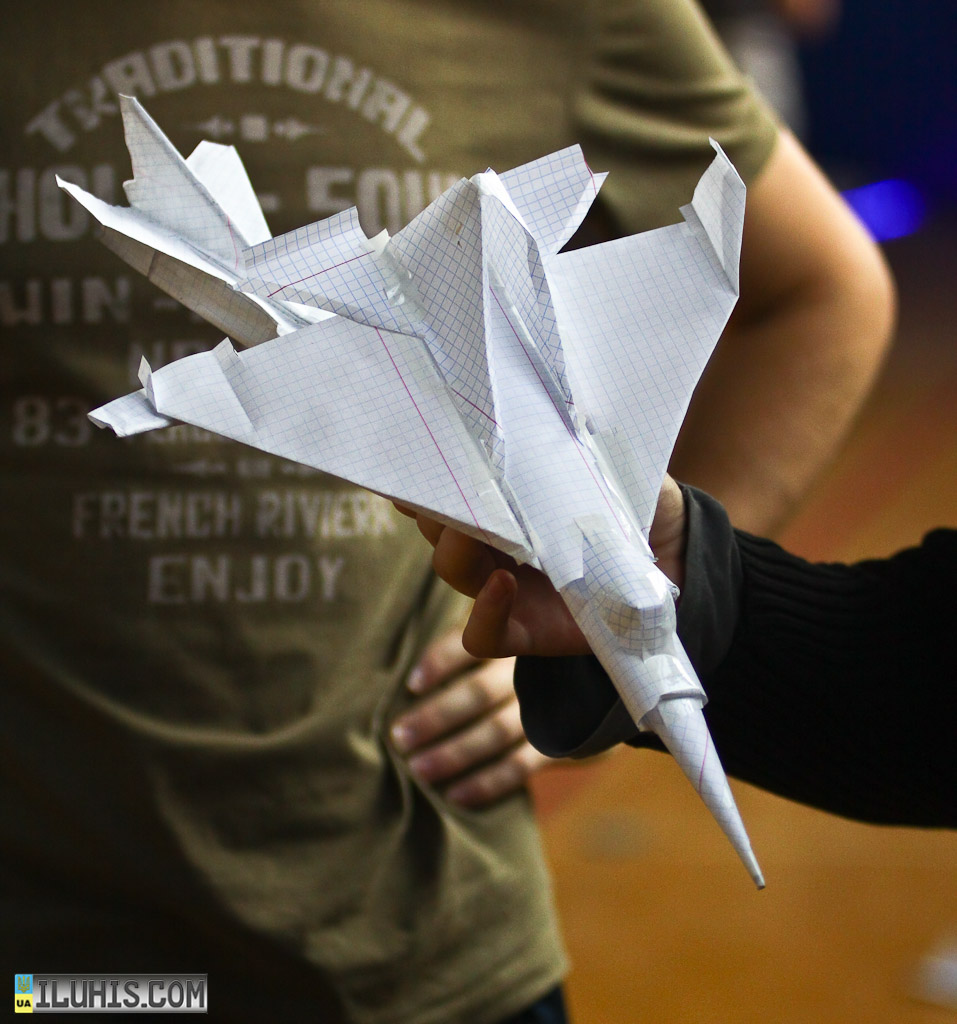 Соревнования по запуску бумажных самолетиков "Paper Wings"